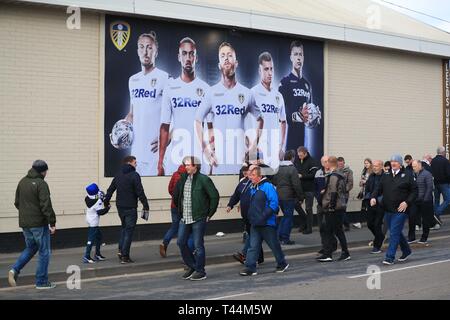 I fan di arrivare per la corrispondenza tra Leeds United e Sheffield mercoledì prima il cielo di scommessa match del campionato a Elland Road, Leeds. Foto Stock