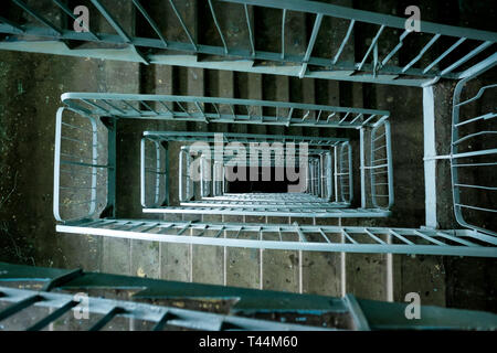 Squallido scalinata span in russo vecchio pannello house Foto Stock