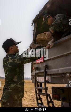 Royal Thai inesplosi tecnici di smaltimento spostare anti-serbatoio mine sul campo per essere smaltito durante il Cobra Gold 19 Feb 20, 2019 nel Regno di Thailandia. Stati Uniti Marines assistito il Royal Thai Forze Armate nell insegnamento l'eliminazione degli ordigni esplosivi corsi e smaltimento delle mine antiuomo. Foto Stock