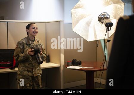 Stati Uniti Army Sgt. 1. Classe Jacquelyn Lione, del 1° Battaglione, campo 144reggimento di artiglieria, California Army National Guard, spara un ritratto, febbraio 20, 2019, durante un dipartimento della Foto Stock