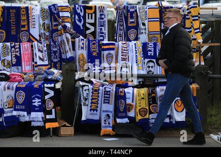 La merce in vendita prima di cielo scommessa match del campionato a Elland Road, Leeds. Foto Stock