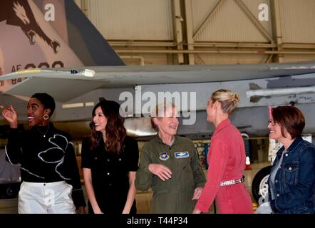 'Captain Marvel' cast membri Lashana Lynch, e Gemma Chan e direttore Anna Boden scherzo intorno dopo una foto di gruppo come attore Brie Larson fornisce Gen. Jeannie Leavitt un abbraccio durante un evento mediatico alla Edwards Air Force Base, Caliifornia, Feb 20, 2019. Leavitt, commander, Air Force Servizio reclutamento, Base comune San Antonio-Randolph, Texas, è il primo US Air Force combattente donna pilota ed era un consulente sul filmato. Foto Stock