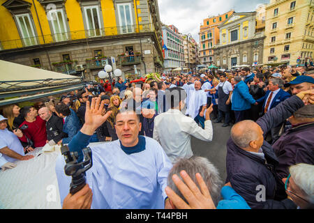 Napoli, Italia. Xiii Apr, 2019. Gran Caffè Gambrinus dove la più grande il doppio pasto mai realizzati in tutto il mondo con un diametro di due metri sarà presentato! Credito: Luigi Rizzo/Pacific Press/Alamy Live News Foto Stock