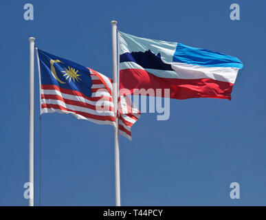 Bandiere di Malaysia e Stato Malese di Sabah sull'isola del Borneo Foto Stock