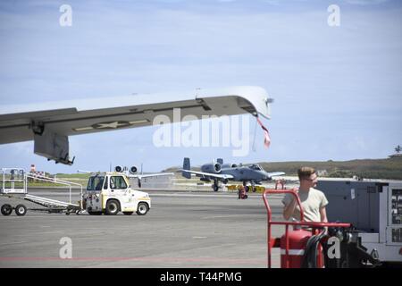 Un A-10 Thunderbolt II attacco aeromobile assegnati alla 442d Fighter Wing taxi verso il parcheggio di Febbraio 21, 2019, al Marine Corps base Hawaii. I segni distintivi sul velivolo in primo piano commemmorate il 6 giugno 1944, invasione della Normandia, in cui 442d Troop Carrier Gruppo ha svolto un ruolo. Foto Stock