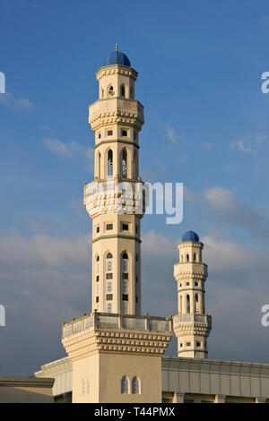 I minareti della Moschea della Città sulla Baia di Likas, Kota Kinabalu, Sabah (Borneo), Malaysia Foto Stock