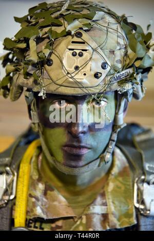 Stati Uniti Il personale dell'esercito Sgt. Daniel G. Campbell, paracadutista assegnato per la cinquantaquattresima brigata battaglione ingegnere , 173rd Brigata Aerea è pronto per le operazioni di volo su Giulietta Drop Zone di Pordenone, Italia Feb 21, 2019. Il 173rd Brigata aerea è l'U.S. Esercito di risposta di emergenza forza in Europa, in grado di proiettare le forze di pronto ovunque negli Stati Uniti Europeo, Africa Centrale o comandi in aree di responsabilità. Foto Stock
