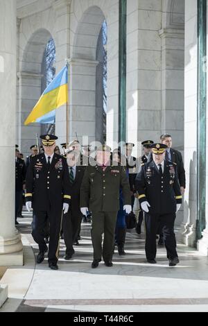 (Da sinistra) U.S. Esercito Lt. Gen. Scott Berrier, vice capo di stato maggiore, G2 (ESERCITO Intelligence); esercito ucraino Col. Gen. Serhiy Popko, comandante dell'Ucraina di comando delle forze di terra; e U.S. Esercito gen. Mark A. Milley, capo del personale, U.S. Esercito; a piedi attraverso il memoriale anfiteatro presso il Cimitero Nazionale di Arlington Arlington, Virginia, Feb 21, 2019. Mentre a ANC, Popko ha partecipato a un esercito tutti gli onori Wreath-Laying cerimonia presso la tomba del Milite Ignoto e hanno visitato il memoriale Anfiteatro Sala di visualizzazione. Foto Stock