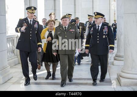 (Da sinistra) U.S. Esercito Lt. Gen. Scott Berrier, vice capo di stato maggiore, G2 (ESERCITO Intelligence); esercito ucraino Col. Gen. Serhiy Popko, comandante dell'Ucraina di comando delle forze di terra; e U.S. Esercito gen. Mark A. Milley, capo del personale, U.S. Esercito; a piedi attraverso il memoriale anfiteatro presso il Cimitero Nazionale di Arlington Arlington, Virginia, Feb 21, 2019. Mentre a ANC, Popko ha partecipato a un esercito tutti gli onori Wreath-Laying cerimonia presso la tomba del Milite Ignoto e hanno visitato il memoriale Anfiteatro Sala di visualizzazione. Foto Stock