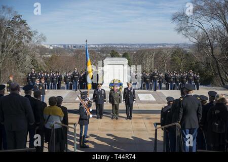 (Dal centro sinistra) U.S. Esercito gen. Mark A. Milley, capo del personale, U.S. Esercito; esercito ucraino Col. Gen. Serhiy Popko, comandante dell'Ucraina di comando delle forze di terra; e U.S. Esercito Lt. Gen. Scott Berrier, vice capo di stato maggiore, G2 (ESERCITO Intelligence); partecipare a un esercito tutti gli onori Wreath-Laying cerimonia presso la tomba del Milite Ignoto presso il Cimitero Nazionale di Arlington Arlington, Virginia, Feb 21, 2019. Popko girato anche il memoriale Anfiteatro Sala di visualizzazione e incontrato con Karen Durham-Aguilera, direttore esecutivo, Esercito Nazionale i cimiteri militari. Foto Stock