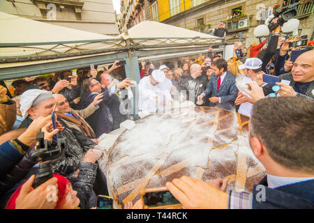 Napoli, Italia. Xiii Apr, 2019. Gran Caffè Gambrinus dove la più grande il doppio pasto mai realizzati in tutto il mondo con un diametro di due metri sarà presentato! Credito: Luigi Rizzo/Pacific Press/Alamy Live News Foto Stock