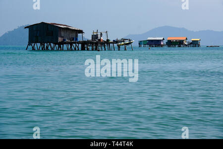 Abitazioni costruite su palafitte nel mare della cina del sud nei pressi di Kota Kinabalu, Sabah (Borneo), Malaysia Foto Stock