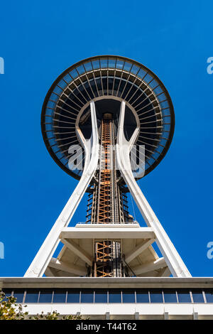 La parte superiore dello Space Needle visto da sotto in Seattle Foto Stock