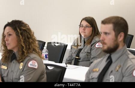 Park Rangers (L-R) Sarah Whorton, Sarah Noel, e Kyle Thoms sedersi su una breakout session DURANTE GLI STATI UNITI Esercito di ingegneri, Tulsa District ranger del parco di formazione e workshop conferenza 21-22 Febbraio a Stoney Creek Conference Centre in Broken Arrow Oklahoma. I due eventi della durata di un giorno fornito l'occasione per i rangers dal distretto di Tulsa a venire insieme per imparare e condividere idee e ottenere dall'esperienza di altri nel loro campo. Foto Stock