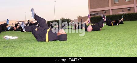 Stati Uniti Army Chief Warrant Officer 5 Felecia Shurn, command chief warrant officer, 335a comando di segnalazione (Teatro) (provvisorio), esegue un nucleo rafforzamento esercizio fisico durante un allenamento fitness a Camp Arifjan, Kuwait, 22 febbraio, 2019. L'evento incluso preparazione fisica formazione warm-up, training di forza, così come raffreddare gli esercizi. Foto Stock