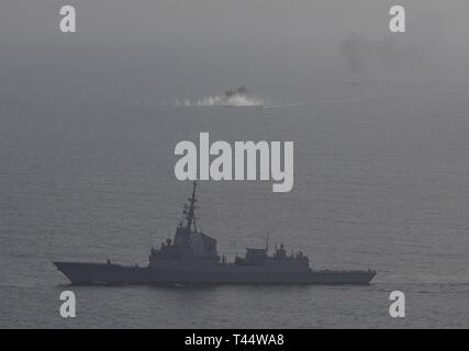 OCEAN (feb. 22, 2019) La Álvaro de Bazán-class marina spagnola frigate ESP Méndez Núñez (F 104) partecipa a un'esercitazione a fuoco. Méndez Núñez è in corso un conduttore composito unità di formazione esercizio (COMPTUEX) con supporto Strike gruppo (CSG) 12. I componenti del CSG 12 incarnano un "team-di-squadre concetto, che unisce la superficie avanzata, aria e sistemi attivi per creare e sostenere la capacità operativa. Questo consente loro di preparare e condurre operazioni globali, sono efficaci e durevoli di comando e di controllo, e di dimostrare dedizione e impegno per diventare il più forte combattimento fo Foto Stock