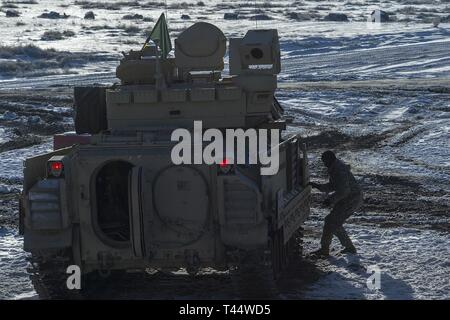 Bradley veicoli da combattimento dal 116Brigata di cavalleria contro la squadra (CBCT), Idaho esercito Guardia Nazionale partecipare nel campo esercita su Orchard Combat Training Center varia in febbraio. Foto Stock