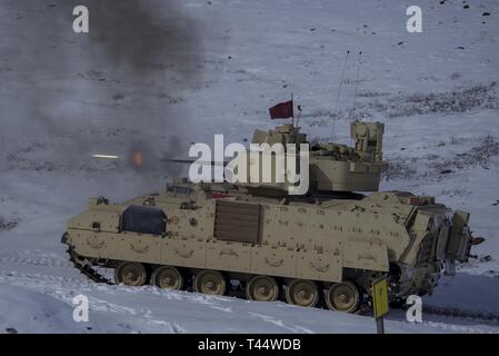 Bradley veicoli da combattimento dal 116Brigata di cavalleria contro la squadra (CBCT), Idaho esercito Guardia Nazionale partecipare nel campo esercita su Orchard Combat Training Center varia in febbraio. Foto Stock