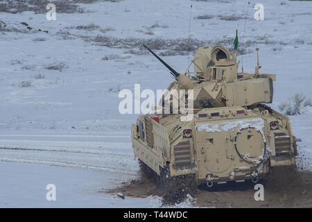 Bradley veicoli da combattimento dal 116Brigata di cavalleria contro la squadra (CBCT), dall'esercito Idaho National Guard, partecipare ad esercitazioni di campo e di fuoco vivo valutazioni sull'Orchard Combat Training Center in Idaho durante i test invernali. Foto Stock