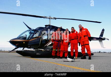 Stati Uniti Esercito di ingegneri Buffalo District i membri del team Lt. Col. Jason A. Toth e Andrew Armstrong, Frank Seglenieks dall ambiente e cambiamento climatico in Canada e membri della International Niagara comitato di lavoro condurre un elicottero ice-misurazione dello spessore volo sul Lago Erie, 22 febbraio, 2019. Ogni inverno, la INWC conduce due elicottero ice-misurazione dello spessore dei voli e due voli di sondaggio del bacino orientale del Lago Erie per valutare le condizioni di ghiaccio e determinare quando il braccio del ghiaccio può essere rimosso dalla bocca del Fiume Niagara. Foto Stock