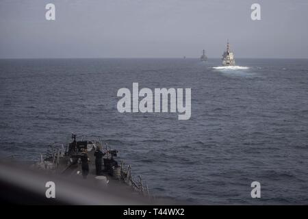 Oceano atlantico (feb. 22, 2019) Il Arleigh Burke-class guidato-missile destroyer USS Mason (DDG 87), il sig. Alvaro de Bazan-class marina spagnola frigate ESP Mendez Nunez (F 104), e l'Arleigh Burke-class guidato-missile destroyer USS Gonzalez (DDG 66) vele in formazione durante un sistema integrato di live-fire esercizio. Gonzalez è in corso composito conduttore unità di addestramento esercizio (COMPTUEX) con supporto Strike gruppo (CSG) 12. I componenti del CSG 12 incarnano un 'team-di-squadre' concetto, che unisce la superficie avanzata, aria, sistemi e risorse per creare e sostenere la capacità operativa. Questo consente loro di pr Foto Stock