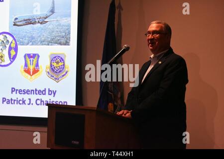 Pensionati New York Army National Guard Il Mag. Patrick Chaisson, ora un autore e storico, dà una presentazione sul servizio di combattimento del New York Air National Guard nella guerra del Vietnam presso la New York Stato Museo di Storia Militare a Saratoga Springs, N.Y., febbraio 23, 2019. Chaisson è stato ispirato dal suo padre, un aviatore nella guardia nazionale durante la Guerra del Vietnam. Il museo ha aperto di recente una nuova mostra permanente, "hot spot nella guerra fredda", con artefatti di New York del ruolo nella guerra del Vietnam come parte della guerra del Vietnam cinquantesimo anniversario commemorazione. (New York Army National Guard Foto Stock