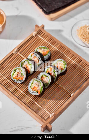 Rullo coreano Gimbap(kimbob) realizzato da il riso bianco cotto a vapore (BAP) e vari altri ingredienti Foto Stock