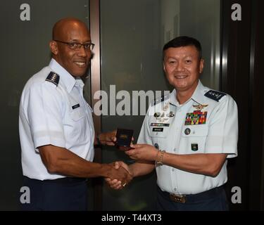 Stati Uniti Air Force gen. CQ Brown Jr., Pacific Air Forces commander, sinistro presenta una moneta di Lt. Gen. Rozzano Dosado Briguez, Philippine Air Force comandante generale, a seguito di un incontro bilaterale a Melbourne, Victoria, Australia, Feb 24, 2019. I due leader hanno incontrato prima del 2019 Australian International aerospaziale e difesa esposizione Airshow e Foto Stock