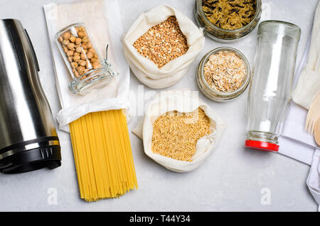 Rifiuti Zero concetto, cotone e sacchi di carta, vasi di vetro con varietà di cereali, plastica Storage libero e Shopping, Vista dall'alto Foto Stock