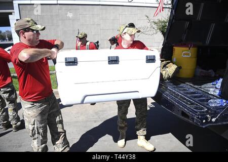 Aria Commandos assegnato al ventiquattresimo Operazioni Speciali carico alare refrigeratori di acqua e fornisce su camion per le tattiche speciali Memorial Marzo Febbraio 24, 2014, vicino a Houston, Texas. Il memorial ruck marzo onora il personale Sgt. Dylan Elchin, U.S. Air Force combat controller, che è stato ucciso in Afghanistan nel novembre 2018, e 19 altre tattiche speciali aviatori che sono morti poiché 9/11. Foto Stock