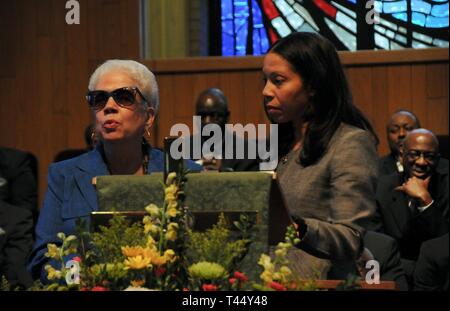 Marla L. Andrews (sinistra), figlia di U.S. Army Air Forces Capt. Lawrence E. Dickson, offre commento durante un Feb. 24 cerimonia di premiazione che si terrà a Fontana la Chiesa battista nel vertice, New Jersey, a riconoscere il suo padre il servizio militare. Dickson era un Tuskegee Airman dichiarati dispersi in azione dopo il suo aereo si schiantò in Europa nel dicembre 1944. Dickson i resti sono stati identificati nel novembre 2018 utilizzando i più recenti test del DNA, facendo di lui il primo a essere identificato da più di due dozzine di Tuskegee aviatori dichiarata MIA durante la Seconda Guerra Mondiale. Foto Stock