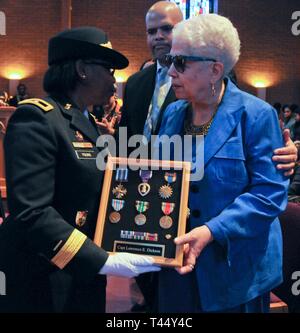 Marla L. Andrews (destra), figlia di U.S. Army Air Forces Capt. Lawrence E. Dickson, riceve il suo padre's medaglie da Briga. Gen. Twanda E. Giovani, vice comandante generale dell'U.S. Dell'esercito Risorse Umane comando, durante una Feb. 24 cerimonia di premiazione che si terrà a Fontana la Chiesa battista nel vertice, New Jersey. Dickson era un Tuskegee Airman dichiarati dispersi in azione dopo il suo aereo si schiantò in Europa nel dicembre 1944. Dickson i resti sono stati identificati nel novembre 2018 utilizzando i più recenti test del DNA, facendo di lui il primo a essere identificato da più di due dozzine di Tuskegee aviatori dichiarata MIA durante la II Guerra Mondiale Foto Stock