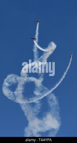 L'aria banditi antenna team di dimostrazione di mostrare le loro manovre di aerobica durante una esecuzione pratica per il 2019 Australian Airshow internazionale e del settore aerospaziale e difesa esposizione di Geelong, Victoria, Australia, Feb 25, 2019. Avalon 19 è il più grande e più completo degli eventi del suo genere nel Sud del mondo, attirando aeronautica e professioni, fattore chiave per la difesa personale e gli appassionati di aviazione e il pubblico in generale. Foto Stock