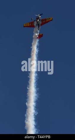 Jurgis Kairys, pilota di piombo per l'aria banditi antenna team di dimostrazione, esegue le manovre acrobatiche durante la pratica per il 2019 Australian Airshow internazionale e del settore aerospaziale e difesa esposizione di Geelong, Victoria, Australia, Feb 25, 2019. L'aria banditi sono costituiti da due Yak-52TW aeromobili e Kairys' one-of-a-kind aeromobile denominato Juka. Foto Stock