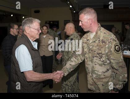 La stazione navale di Rota, Spagna (25 febbraio 2019) DEGLI STATI UNITI Il senatore (R-OK) James Inhofe, sinistra, colloqui con Air Force Master Sgt. Tyler Kost, assegnato alla 725th aria mobilità Squadron, durante un incontro e saluto con organi di servizio di stanza a bordo della stazione navale (NAVSTA) Rota. NAVSTA Rota sostiene la flotta, consente il combattente e supporta la famiglia conducendo operazioni aeree, operazioni portuali per garantire la sicurezza e la protezione, garantire la qualità di vita e che forniscono i servizi fondamentali di elettricità, acqua, combustibile e la tecnologia dell'informazione. Foto Stock