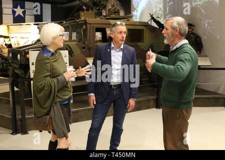 Il dott. John O'Brian (destra), Direttore del Don F. Pratt Memorial Museum, conduce un tour del museo da Fort Campbell, Feb. 25, per Helen Ayer Patton (sinistra), nipote del leggendario gen. George S. Patton, Jr., e Hans van Kessel (centro) curatore per la 101st Airborne Museum Le Mess a Bastogne, Belgio. Durante la sua visita, Patton si è incontrato con la divisione senior leadership e ha visitato il quartier generale di divisione, il Don F. Pratt Memorial Museum, numerosi memoriali e il Sabalauski Air Assault scuola. Foto Stock