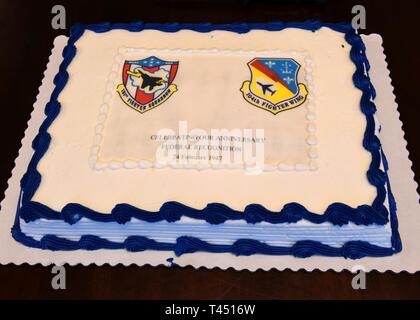 Membri della 104th Fighter Wing celebrare 72 anni poiché Barnes Air National Guard Base è stata federalmente riconosciute nel febbraio 26, 2019, presso Barnes Air National Guard Base, Massachusetts. Il colonnello Lyle E. Halstead, la 131Fighter Squadron commander, fu assegnato come comandante della base quando era federalmente riconosciute nel febbraio 24, 1947. Foto Stock