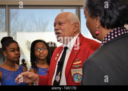 Ritirato Air Force Capt. Howard L. Baugh, figlio di un originale Tuskegee Airman, interagisce con gli Stati Uniti Esercito di ingegneri del distretto di Norfolk pubblico come oratore ospite per il distretto di storia nero mese celebrazione a Fort Norfolk, Virginia, Feb 26, 2019. Baugh del compianto Padre, Lt. Col. Howard Lee Baugh, era uno dei famosi Red Tails, afro-americano di 332Fighter Group e il 477th gruppo di bombardamento dell Esercito e Forze Aeree durante la Seconda Guerra Mondiale. Foto Stock