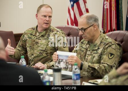 Il Mag. Gen. Duane Gamble, comandante generale, U.S. Esercito il supporto comando, conduce un aggiornamento trimestrale incontro con Gen. Gus. Perna, comandante generale, U.S. Army Materiel Command al Rock Island Arsenal, Illinois, Feb. 26. Foto Stock