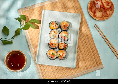 Rullo coreano Gimbap(kimbob) realizzato da il riso bianco cotto a vapore (BAP) e vari altri ingredienti Foto Stock