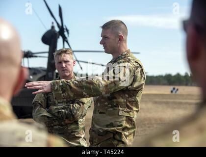 Stati Uniti Army Chief Warrant Officer 3 James onore, 1-111th supporto generale del battaglione di aviazione, 59th aviazione comando di truppa, Carolina del Sud Esercito Nazionale Guardia, conduce un briefing di sicurezza prima di soldati di entrare nella gamma al Poinsett elettronica combattere gamma in Sumter, South Carolina, Feb.26, 2019. Unità di aviazione deve condurre gunnery antenna operazioni al fine di sostenere la competenza su M240B e M240H mitragliatrice. Foto Stock