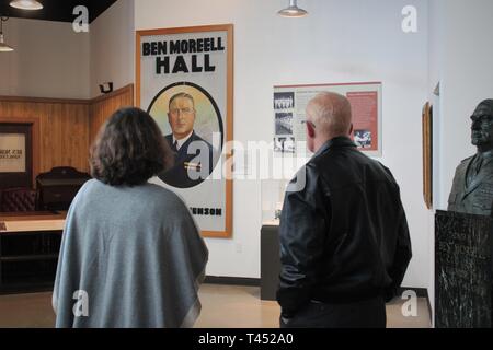 PORT HUENEME, California (Feb. 26, 2019) - Capt. (Ret.) Charlie Plumb, un Vietnam del prigioniero di guerra, diritto, impara circa l eredità del padre di Seabees, ADM. Ben Moreell, presso il Museo Seabee in Port Hueneme con guida del tour e direttore, Lara Godbille. Lord Plumb ha visitato con marinai provenienti da due dei cinque siti di apprendimento nel Centro per Seabees e ingegneria Servizi di dominio. (Rilasciato dalla Cmdr. James Stockman) Foto Stock