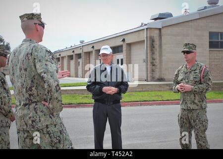 PORT HUENEME, California (Feb. 26, 2019) - Capt. (Ret.) Charlie Plumb, Vietnam un prigioniero di guerra, centro visite guidate della scuola di costruzione navale Training Center Port Hueneme con Master Chief Constructionman Kevin Nolan, sinistra e costruzione meccanico 1a classe Michael Hall. Lord Plumb ha visitato con marinai provenienti da due dei cinque siti di apprendimento nel Centro per Seabees e ingegneria Servizi di dominio. (Rilasciato dalla Cmdr. James Stockman) Foto Stock