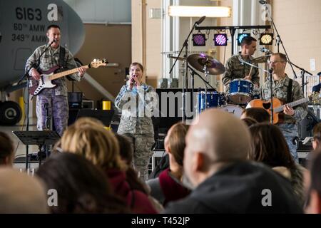 Più di 600 ottavo grado gli studenti da 14 California del Nord e le scuole medie di ascoltare come i membri della band del Golden West play durante una scienza, tecnologia, ingegneria, arte e matematica evento a Travis Air Force Base, California, 27 febbraio 2019. L'evento intitolato X-stelo a Travis è stato il primo del suo genere su una Forza Aerea di installazione e in primo piano un 'TED' style simposio con quattro oratori ospiti dal gambo campi di carriera. Il caso riguardava un ampia gamma di settori chiave come l'esplorazione dello spazio, tempesta e oceanografia, la scienza delle reti sociali, la fisica dei supereroi e mathemati Foto Stock