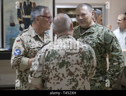 Militare multinazionale di partner provenienti da Combined Joint Task Force-Horn dell Africa e Unione europea, l'Italia e i paesi africani si riuniscono durante uno scambio culturale evento presso il Camp Lemonnier, Gibuti, 27 febbraio 2019. Militare multinazionale di partner affiliati con Camp Lemonnier tenere scambio mensile eventi per rafforzare le alleanze e attrarre nuovi partner nel giunto combinato ambiente militare. Foto Stock