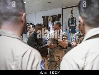 Irvin Hicks Jr., foreign policy advisor (POLAD) per Combined Joint Task Force-Horn dell Africa, saluta militare multinazionale partner durante uno scambio culturale evento presso il Camp Lemonnier, Gibuti, 27 febbraio 2019. Militare multinazionale di partner affiliati con Camp Lemonnier tenere scambio mensile eventi per rafforzare le alleanze e attrarre nuovi partner nel giunto combinato ambiente militare. Foto Stock