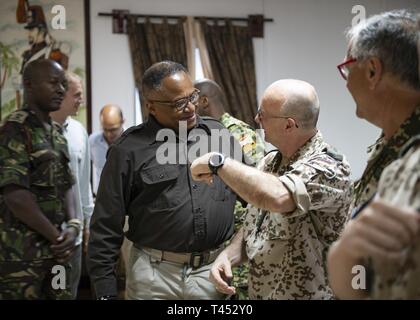 Irvin Hicks Jr., foreign policy advisor (POLAD) per Combined Joint Task Force-Horn dell Africa, saluta militare multinazionale partner durante uno scambio culturale evento presso il Camp Lemonnier, Gibuti, 27 febbraio 2019. Militare multinazionale di partner affiliati con Camp Lemonnier tenere scambio mensile eventi per rafforzare le alleanze e attrarre nuovi partner nel giunto combinato ambiente militare. Foto Stock