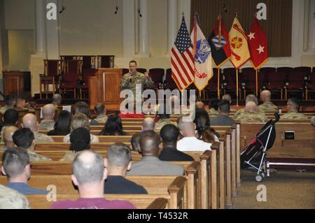 Fort Stewart-Hunter Army Airfield Garrison Commander, Col. Jason Wolter, parla con i membri della community, Feb. 27 presso la sede di installazione town hall presso il principale Post cappella a Fort Stewart. Foto Stock