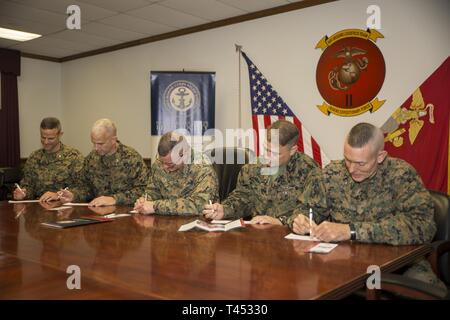 Da sinistra a destra: Col. Andrew M. Niebel, capo del personale, seconda Marine Logistics Group, Col. David L. Odom, assistente divisione commander, 2° Divisione Marine, Lt. Gen. Robert F. Hedelund, comandante generale della II Marine forza expeditionary, Master Chief Petty Officer Russell W. Folley, il comando master chief di II MEF e Briga. Gen. Stephen M. Neary, Comandante generale del 2° Marine Expeditionary Brigade, firmare documenti di donazione al Navy-Marine Corps Relief Society attivo annuo a dazio unità del fondo a Camp Lejeune, N.C., 27 febbraio 2019. Il NMCRS fondo annuale unità accetta contributi orientati towa Foto Stock