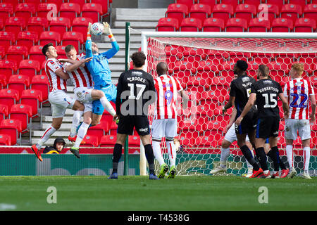 STOKE ON TRENT, in Inghilterra il 13 aprile Butland Jack di Stoke City raccoglie la palla con i compagni di team Danny Batth di Stoke City e Ryan Shawcross di Stoke City durante il cielo di scommessa match del campionato tra Stoke City e Rotherham Regno al Britannia Stadium di Stoke-on-Trent sabato 13 aprile 2019. (Credit: Alan Hayward | MI News) solo uso editoriale, è richiesta una licenza per uso commerciale. Nessun uso in scommesse, giochi o un singolo giocatore/club/league pubblicazioni. La fotografia può essere utilizzata solo per il giornale e/o rivista scopi editoriali. Non possono essere utilizzate per pubblicazioni riguardanti 1 player, 1 Foto Stock